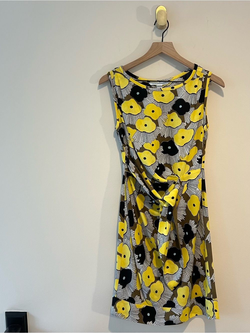 Diane Von Furstenberg Dress 100% Silk Yellow Floral Sleeveless Mini Size 2